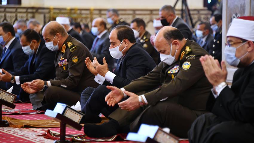 الرئيس عبد الفتاح السيسي يؤدي صلاة الجمعة بمسجد المشير طنطاوي بمناسبة يوم الشهيد