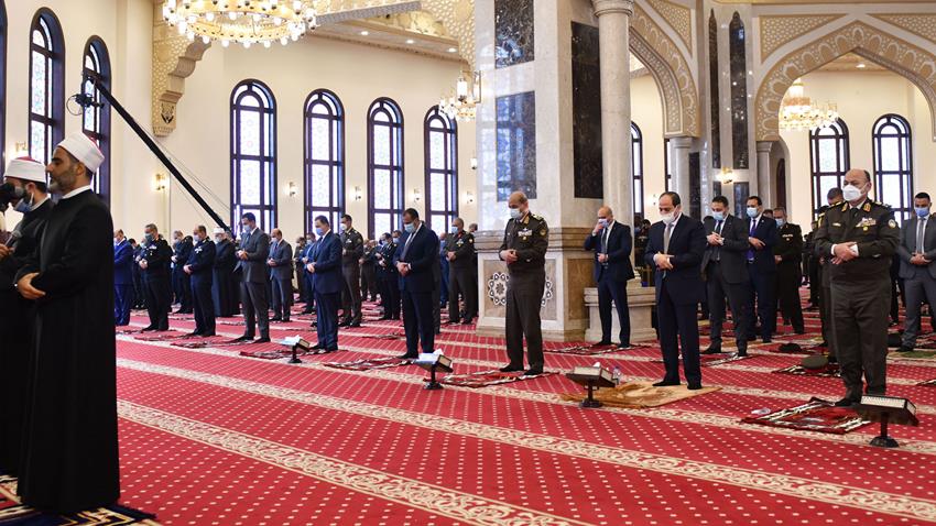 الرئيس عبد الفتاح السيسي يؤدي صلاة الجمعة بمسجد المشير طنطاوي بمناسبة يوم الشهيد