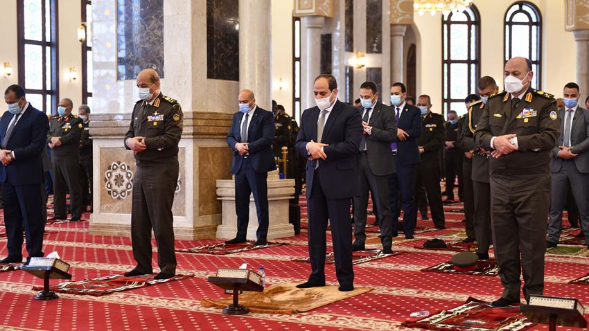 الرئيس عبد الفتاح السيسي يؤدي صلاة الجمعة بمسجد المشير طنطاوي بمناسبة يوم الشهيد