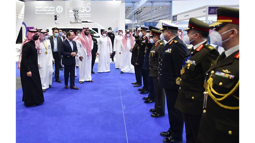 الرئيس عبد الفتاح السيسي يقوم بجولة تفقدية في معرض الدفاع العالمي بالرياض