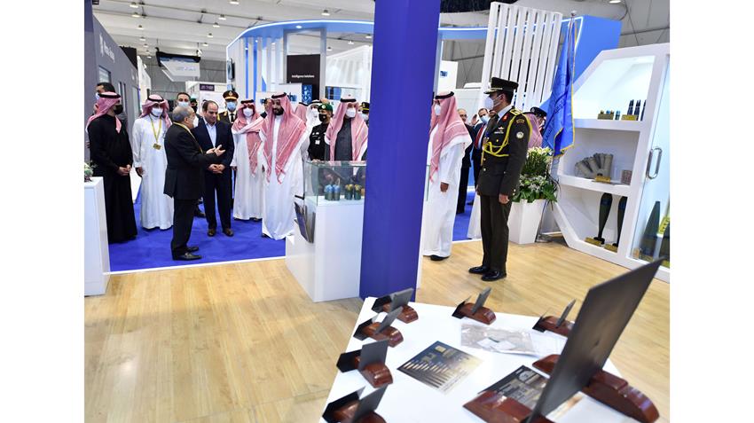 الرئيس عبد الفتاح السيسي يقوم بجولة تفقدية في معرض الدفاع العالمي بالرياض