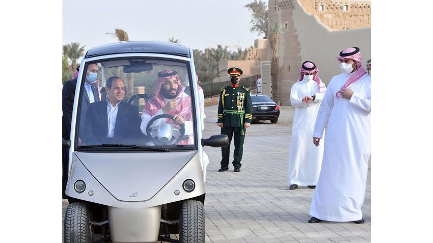 الرئيس عبد الفتاح السيسي يقوم بجولة تفقدية في حي الطريف التراثي بالعاصمة الرياض
