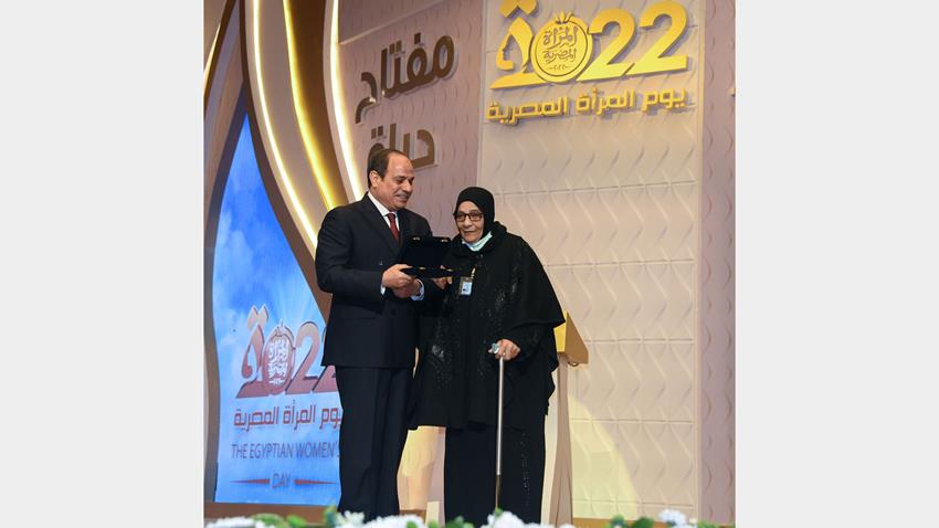 الرئيس عبد الفتاح السيسي يكرم عدد من الأمهات المثاليات ورموز من السيدات والشخصيات المصرية