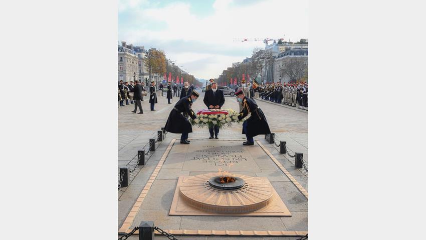 الرئيس عبد الفتاح السيسي يضع إكليلًا من الزهور على قبر الجندي المجهول بميدان قوس النصر بباريس