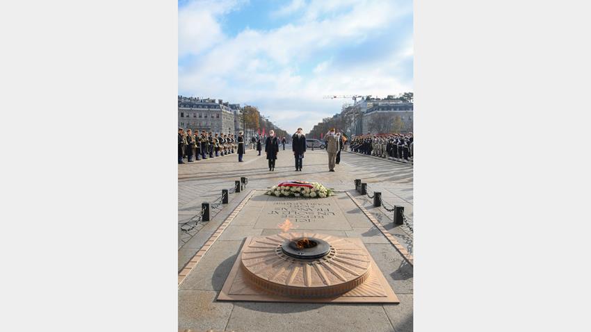الرئيس عبد الفتاح السيسي يضع إكليلًا من الزهور على قبر الجندي المجهول بميدان قوس النصر بباريس