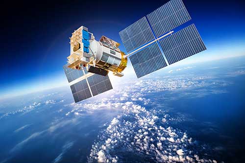 مصر تحتفل بإطلاق القمر الصناعي الأول للاتصالات "طيبة-1" خلال أيام
