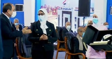 وزيرة الصحة تقدم درعا تذكاريا من الأطقم الطبية إلى الرئيس السيسى وزيرة الصحة تقدم درعا تذكاريا من الأطقم الطبية إلى الرئيس السيسى