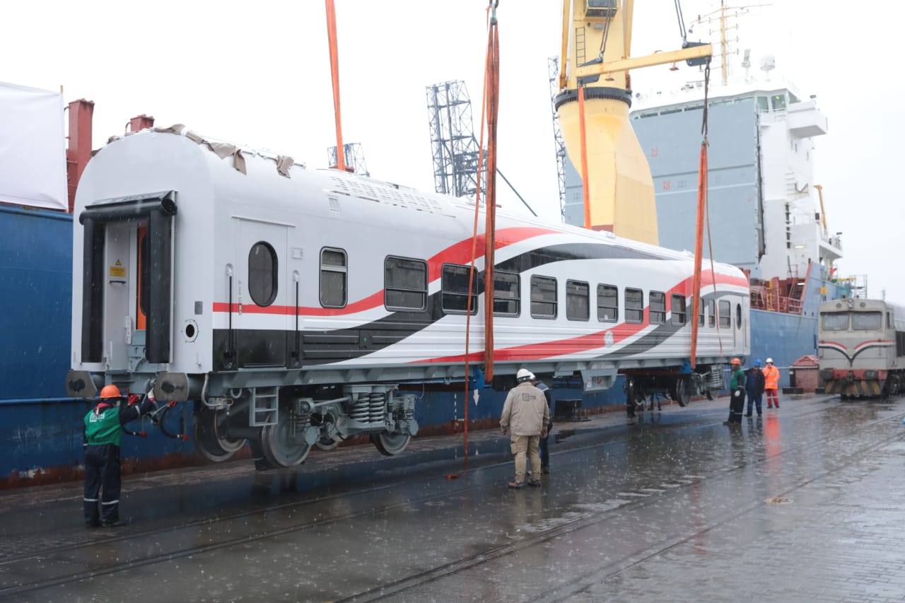 السكة الحديد تستقبل أول دفعة من العربات المجرية الجديدة..