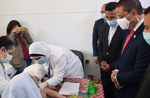 الصحة تعلن بدء تطعيم كبار السن وأصحاب الأمراض المزمنة غدا بلقاح كورونا الصحة تعلن بدء تطعيم كبار السن وأصحاب الأمراض المزمنة غدا بلقاح كورونا