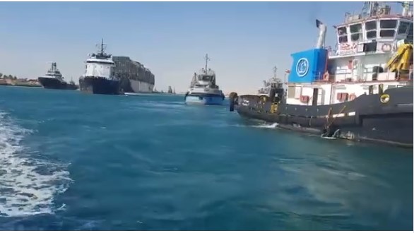 لقطات جديدة من نجاح إبحار السفينة الجانحة بمحركاتها فى منتصف قناة السويس لقطات جديدة من نجاح إبحار السفينة الجانحة بمحركاتها فى منتصف قناة السويس