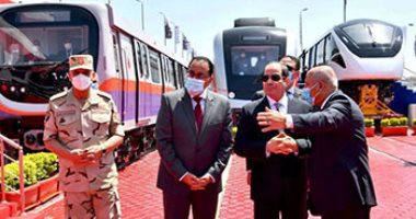 الرئيس السيسى يتفقد اصطفاف عربات المونوريل والقطار السريع بميناء الإسكندرية