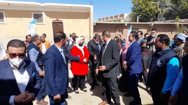 وزيرة التضامن تسلم 40 منزلًا لمتضرري السيول في قرية المنصورية بأسوان
