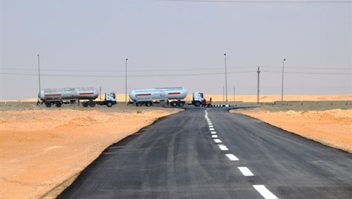 رصف طريق الواحات البحرية - الفرافرة