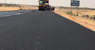 رصف طريق "المجمع الحكومي المميكن"، بمركز الخارجة