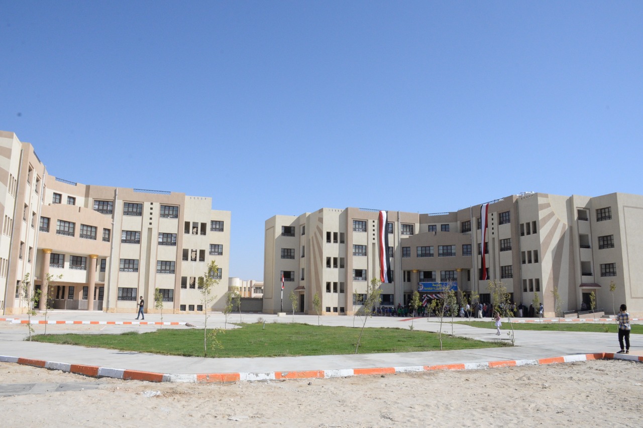 مدرسة اللغات المتميزة المتكاملة بمدينة طيبة الجديدة