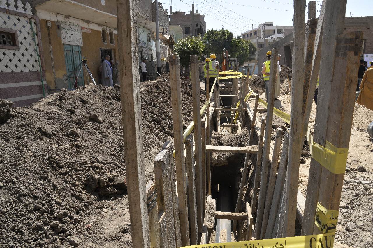 إنشاء مشروع الصرف الصحي بقرية مجريس بأسيوط