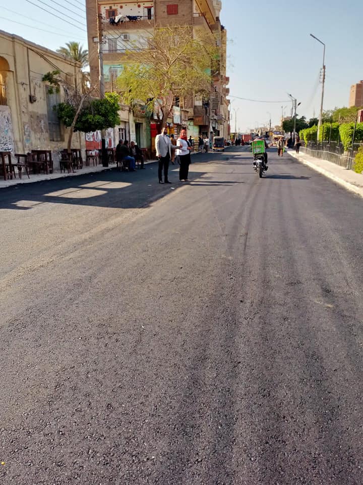 رصف شارع المستشار بمدينة طهطا بسوهاج