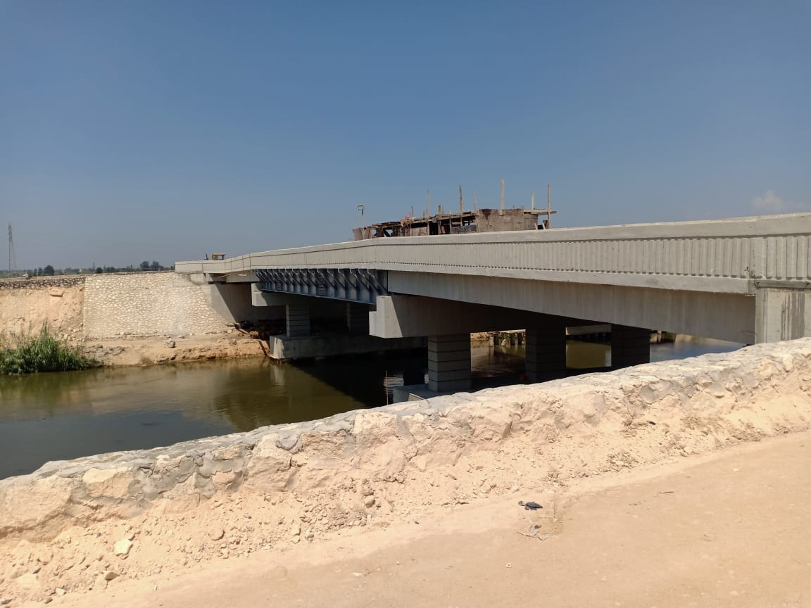 رصف ورفع كفاءة طريق جسر مصرف رمسيس بمركز الحسينية الشرقية
